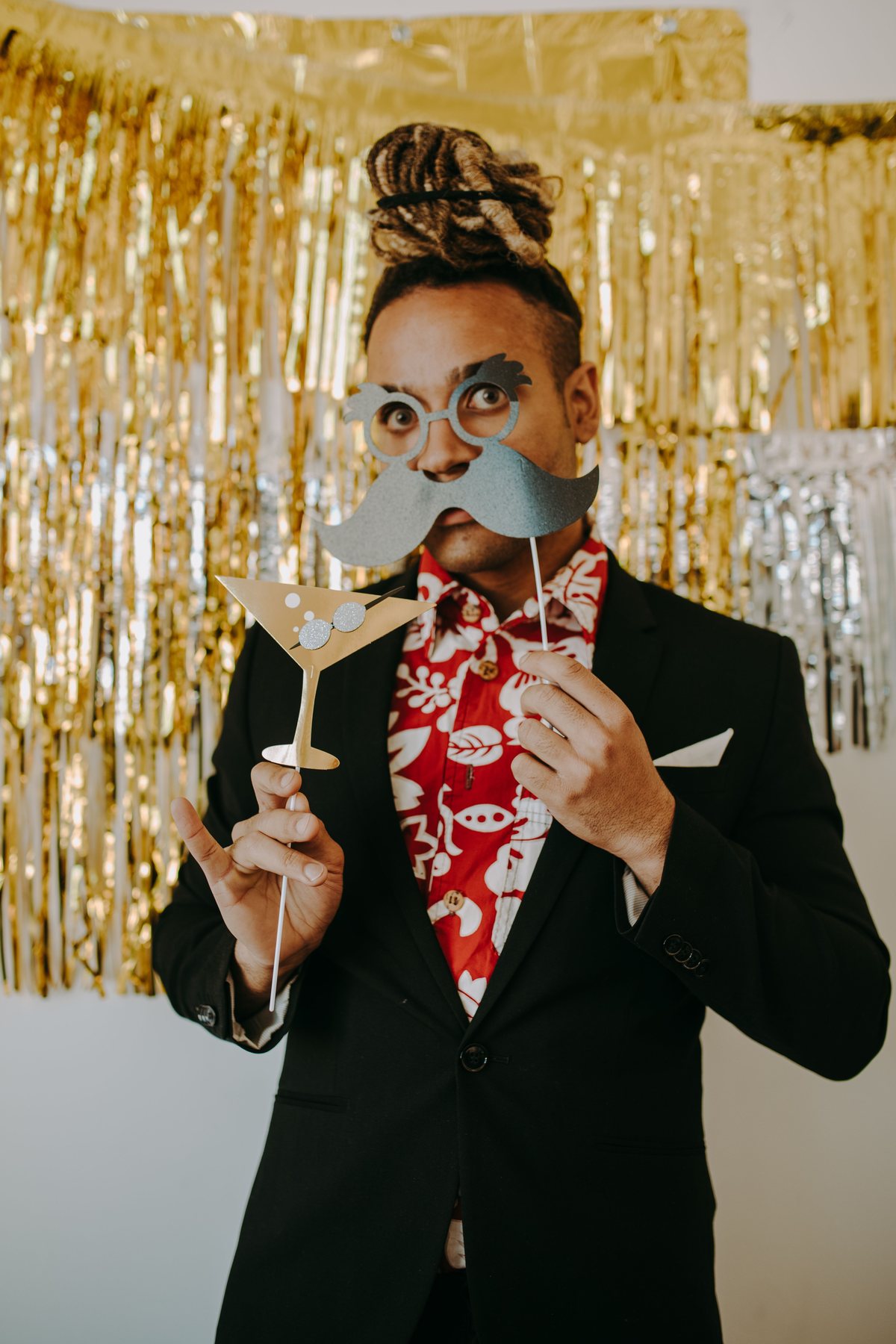 Invité avec accessoire photobooth sur fond doré